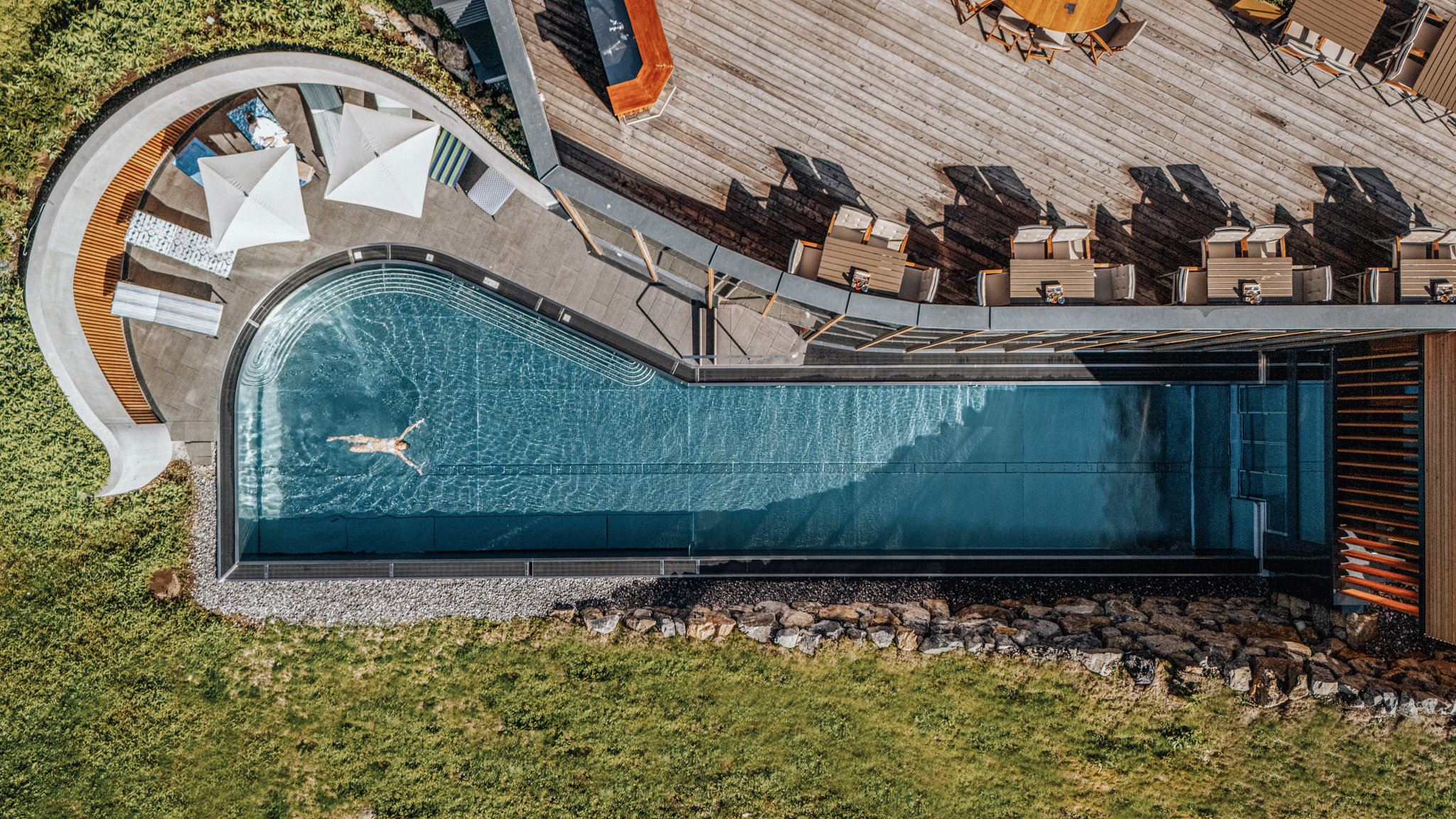 Wanderhotel: Infinitypool mit Whirlpoolfunktion - Hotel Goldener Berg - Your Mountain Selfcare Resort