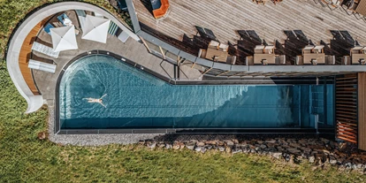 Wanderurlaub - Bach (Bach) - Infinitypool mit Whirlpoolfunktion - Hotel Goldener Berg - Your Mountain Selfcare Resort