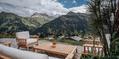 Wanderurlaub - Bach (Bach) - Terrasse mit Ausblick - Hotel Goldener Berg - Your Mountain Selfcare Resort