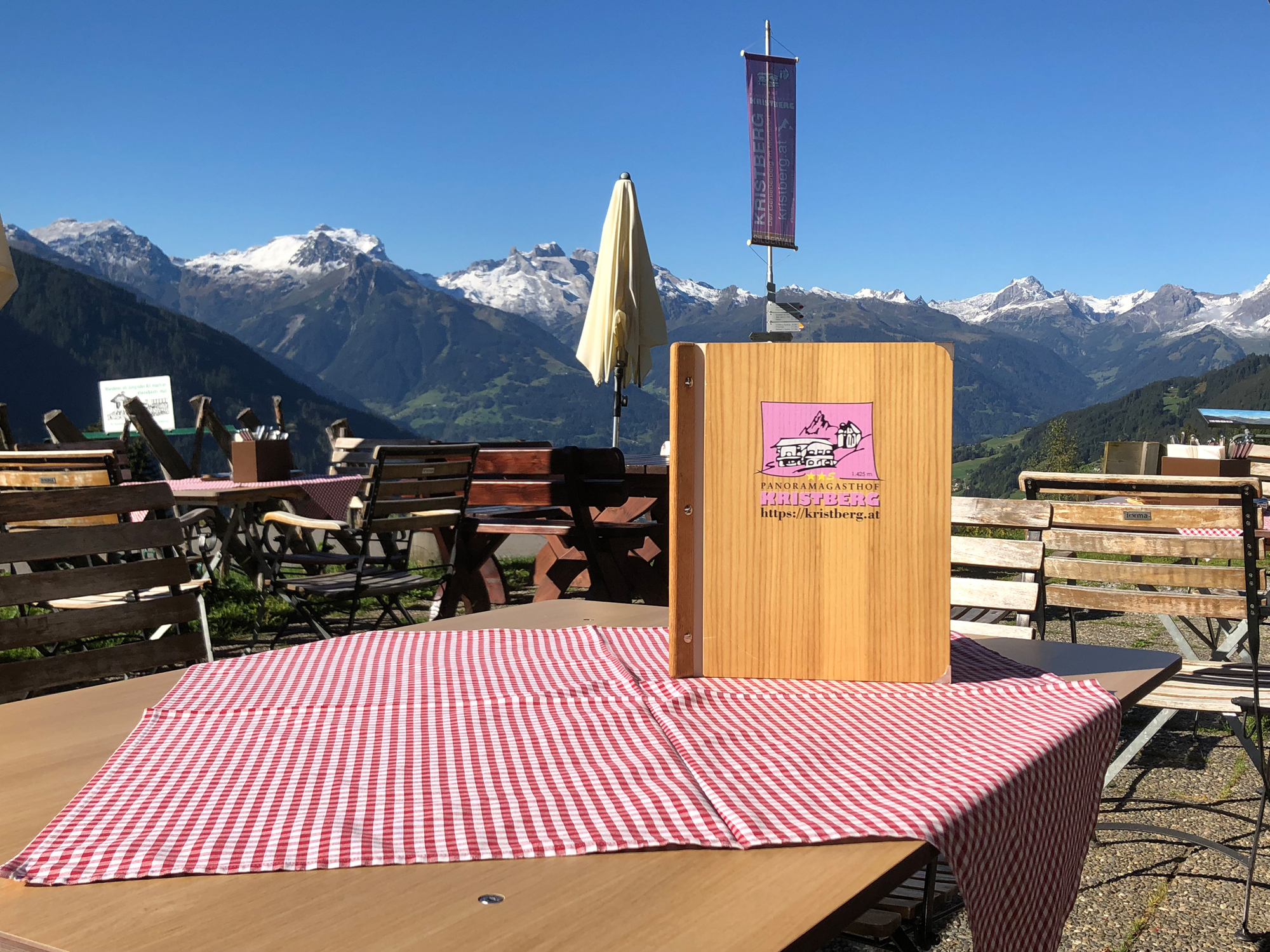 Wanderhotel: Panoramaterrasse beim Panoramagasthof Kristberg im Silbertal, am Genießerberg im Montafon - Panoramagasthof Kristberg