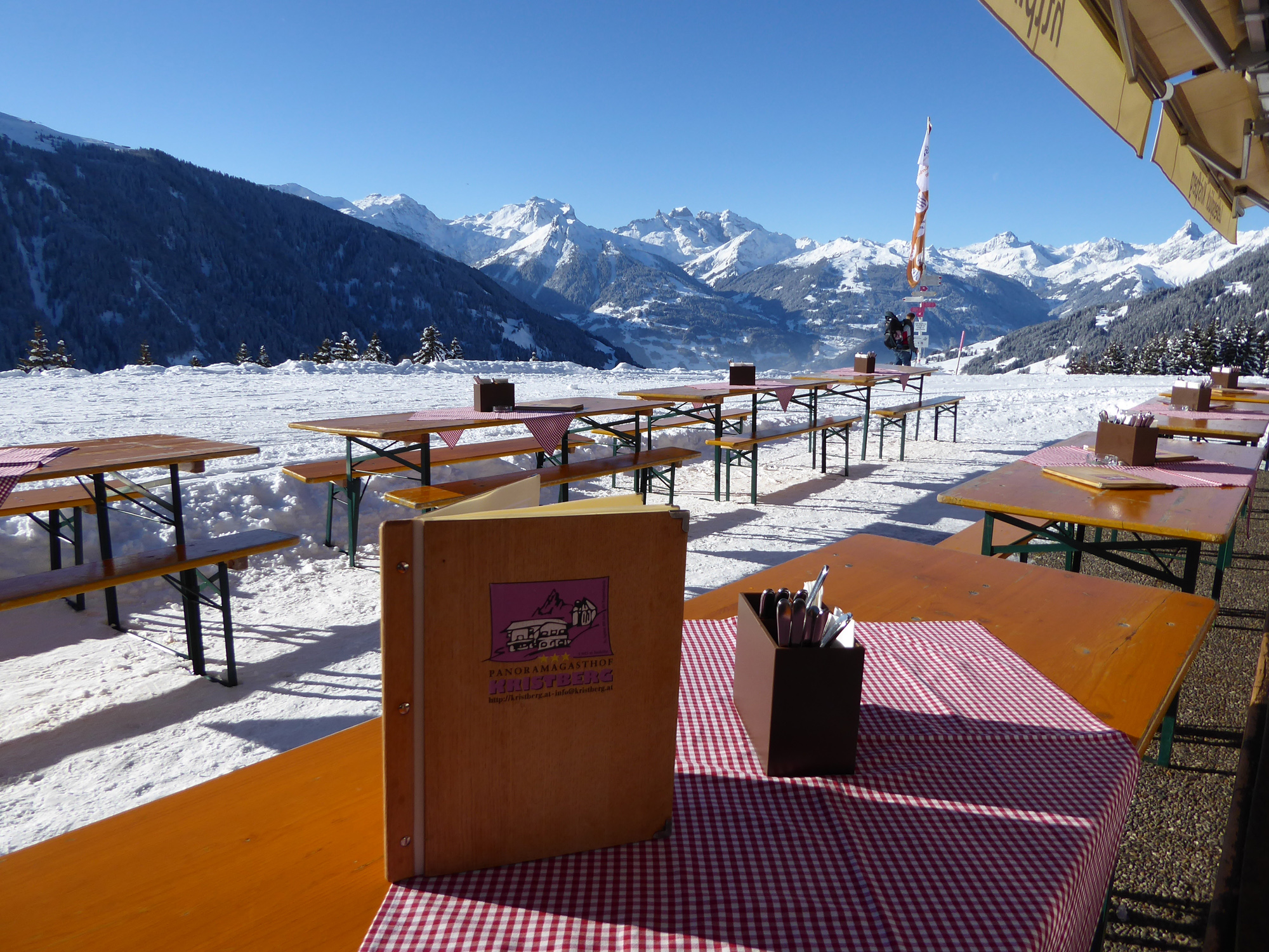 Wanderhotel: Panoramaterrasse beim Panoramagasthof Kristberg im Silbertal, am Genießerberg im Montafon - Panoramagasthof Kristberg