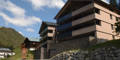 Wanderurlaub - Fahrstuhl - Außenansicht. - Aparthotel Alpinresort Damüls