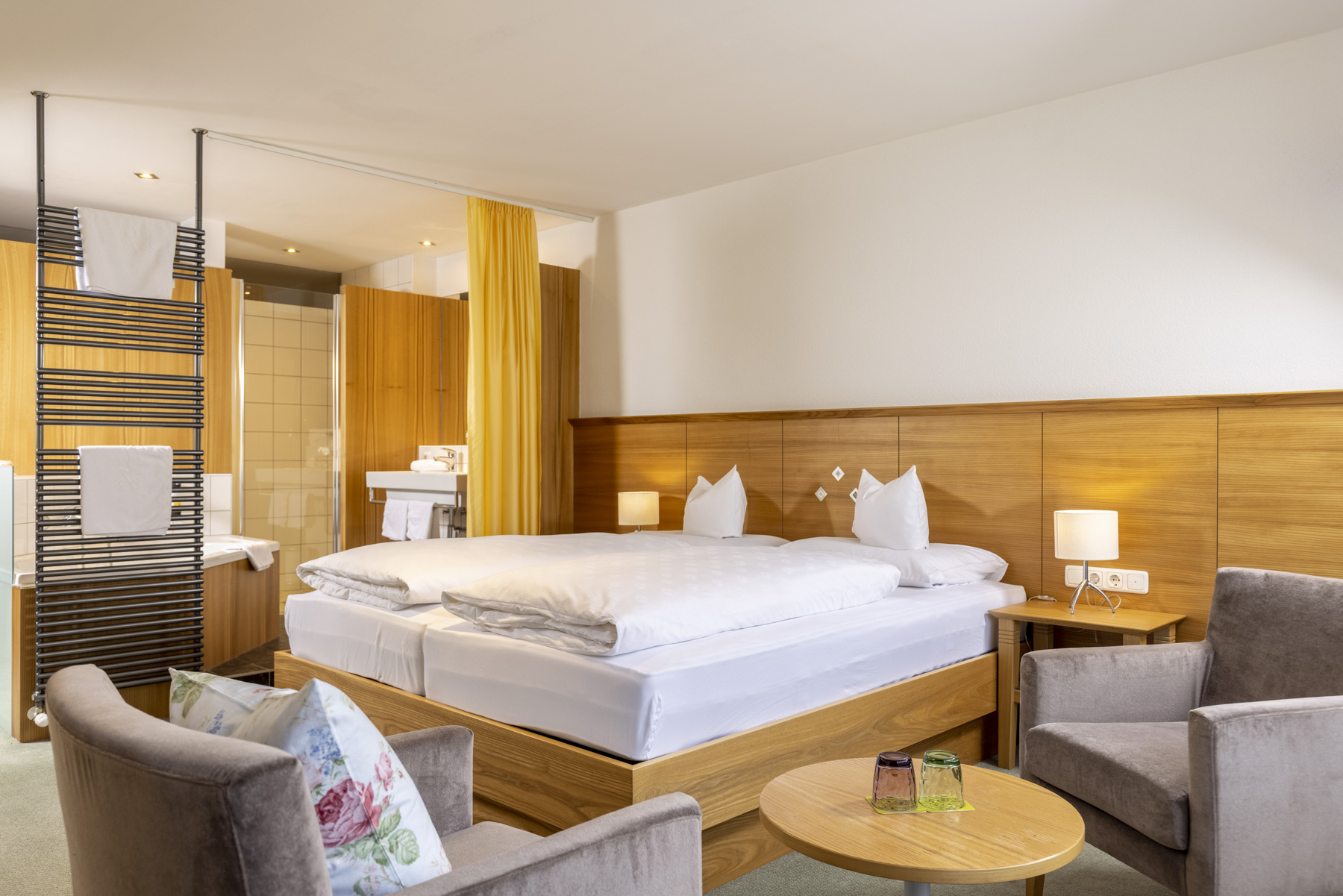 Hotel Walserberg Zimmerkategorien Familien Suite mit getrennten Betten im Kinderzimmer