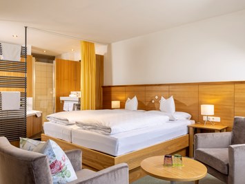 Hotel Walserberg Zimmerkategorien Familien Suite mit getrennten Betten im Kinderzimmer