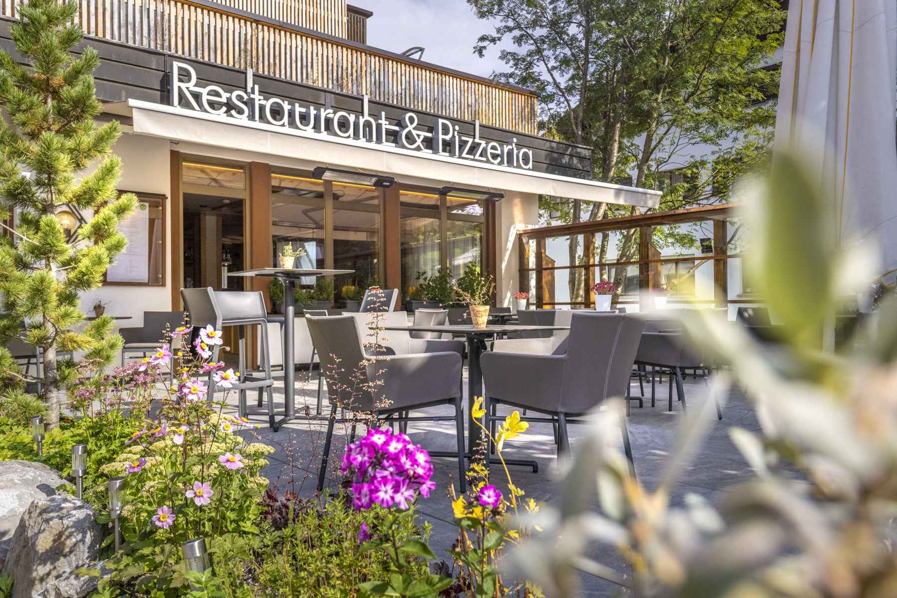 Wanderurlaub - PLZ 6782 (Österreich) - Terrasse Hotel Walserberg  - Hotel Walserberg