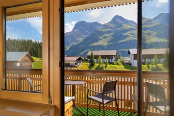 Wanderhotel: Aussicht Doppelzimmer Annemone im Hotel Walserberg - Hotel Walserberg