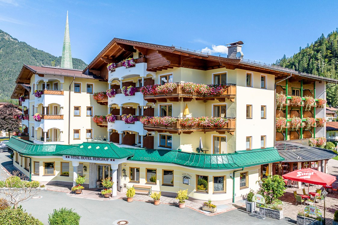 Wanderhotel: Hotel im Sommer - Ferienhotel Berghof