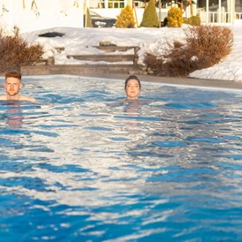 Wanderhotel: schwimmen im Außenpool im Winter - Ferienhotel Berghof