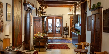 Wanderurlaub - Hotel-Schwerpunkt: Wandern & Biken - Tirol - Eingangsbereich unserer Traditionshotels - Hotel Zur Post