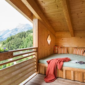 Wanderhotel: Kusche Ecke auf dem Balkon (Suiten) - Inntalerhof - DAS Panoramahotel