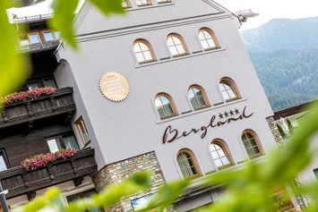 Wanderhotel: Außenansicht Bergland Seefeld - Hotel Bergland in Seefeld