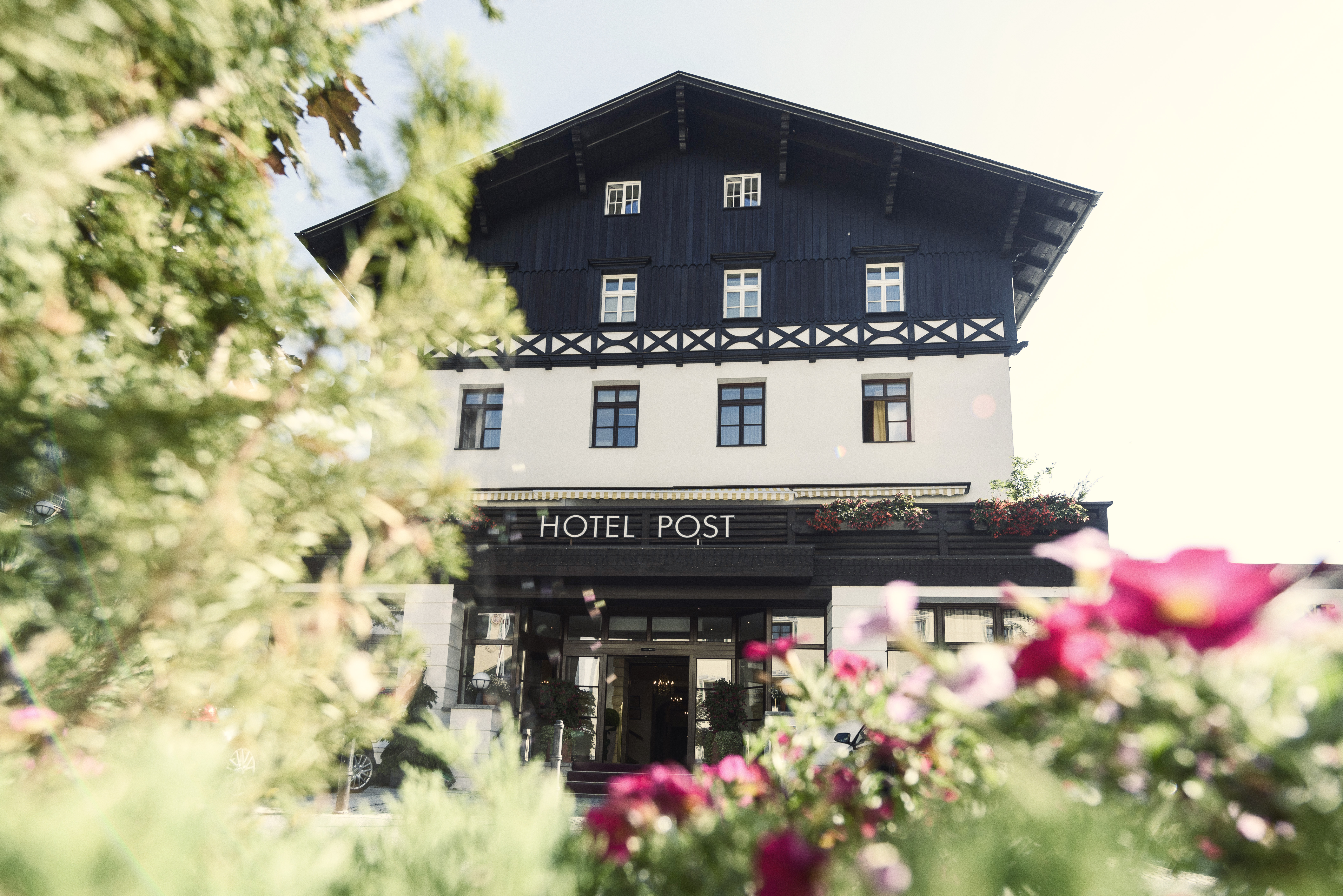 Wanderurlaub - Tirol - Hotel Außenansicht Haupteingang - Hotel Post