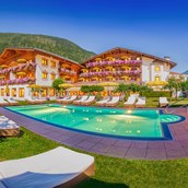 Wanderhotel - Gartenansicht mit Pool vom Alpenhotel Tirolerhof in Neustift im Stubaital - Alpenhotel Tirolerhof