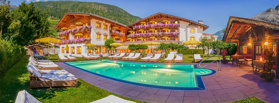 Wanderhotel: Gartenansicht mit Pool vom Alpenhotel Tirolerhof in Neustift im Stubaital - Alpenhotel Tirolerhof