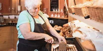 Wanderurlaub - Hotel-Schwerpunkt: Wandern & Biken - Tirol - Oma Maria hilft auch beim Frühstück - Hotel Gabriela Serfaus