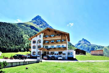 Wanderhotel: Hotel im Sommer - the Galtürerhof