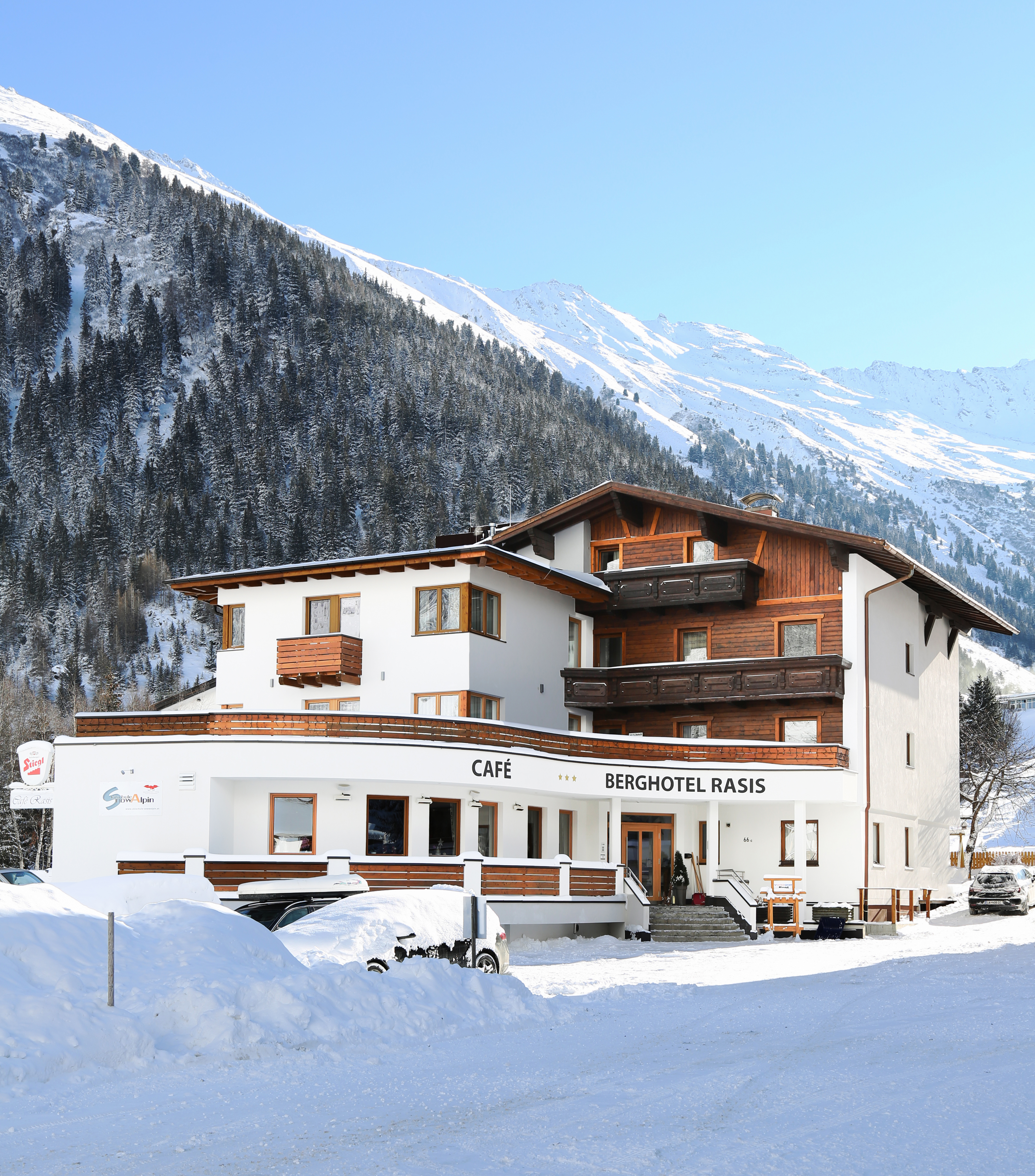 Wanderurlaub - PLZ 6782 (Österreich) - Hotelansicht Winter - Berghotel Rasis