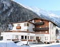 Wanderhotel: Hotelansicht Winter - Berghotel Rasis