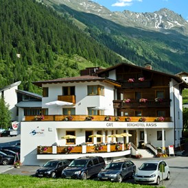 Wanderhotel: Hotelansicht Sommer - Berghotel Rasis