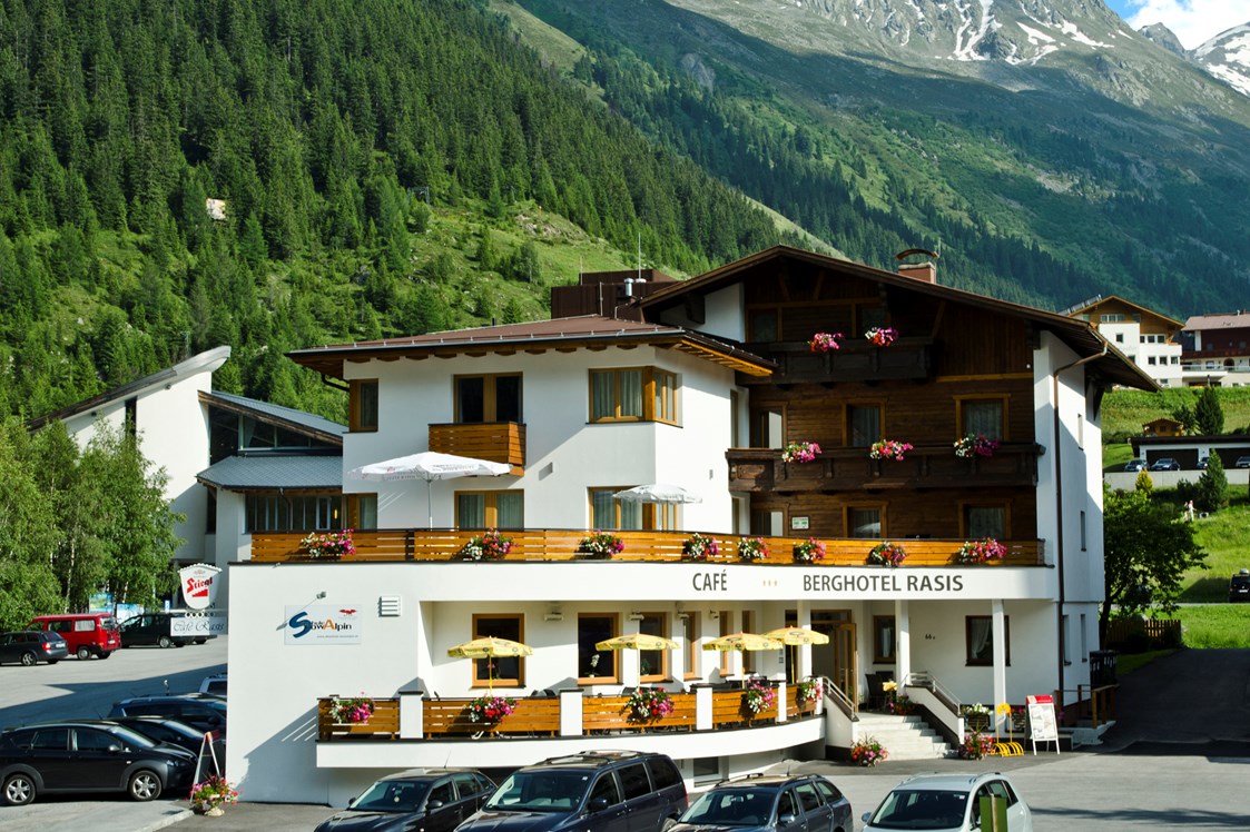 Wanderhotel: Hotelansicht Sommer - Berghotel Rasis