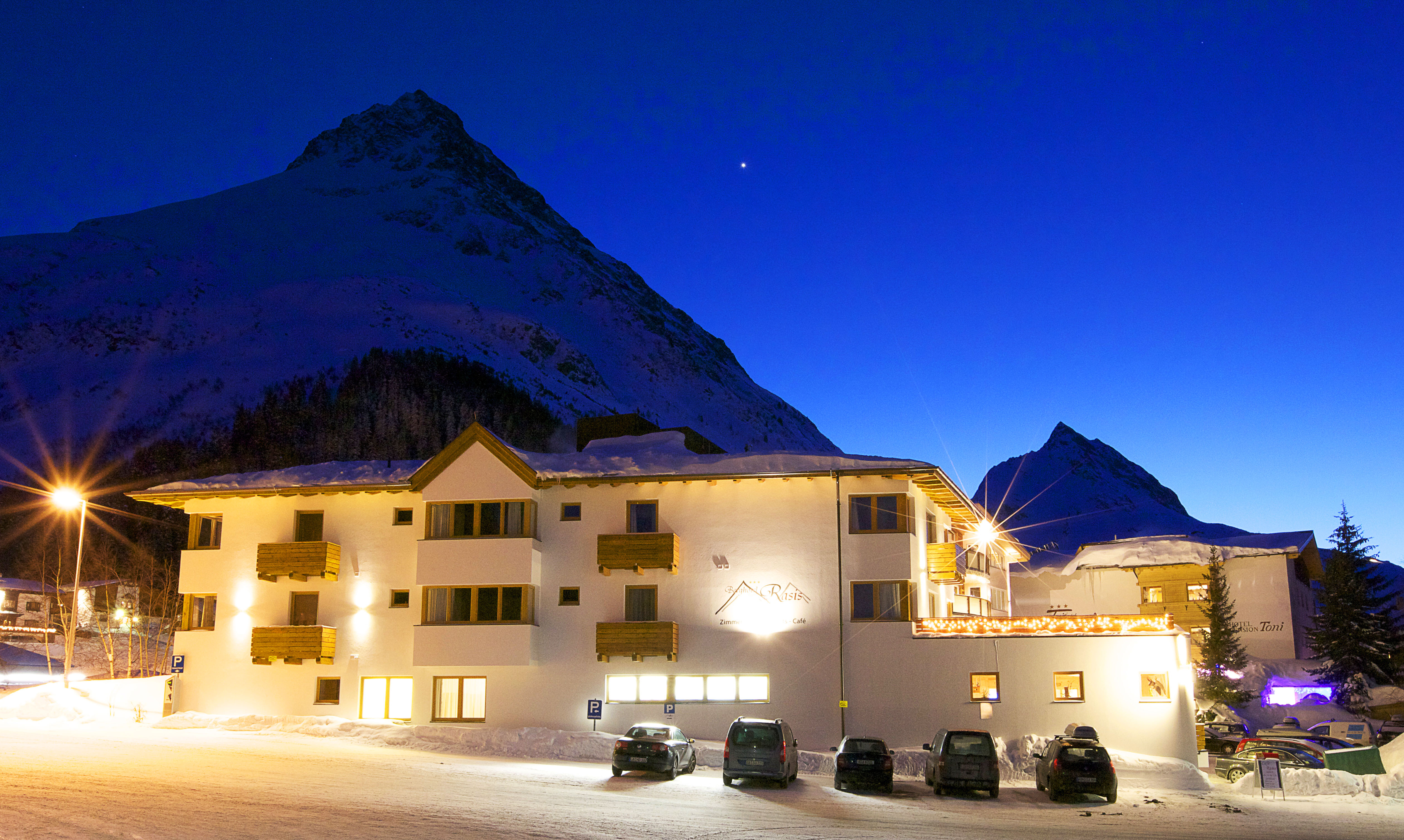 Wanderurlaub - PLZ 6782 (Österreich) - Hotelansicht Winter - Berghotel Rasis