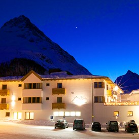 Wanderhotel: Hotelansicht Winter - Berghotel Rasis